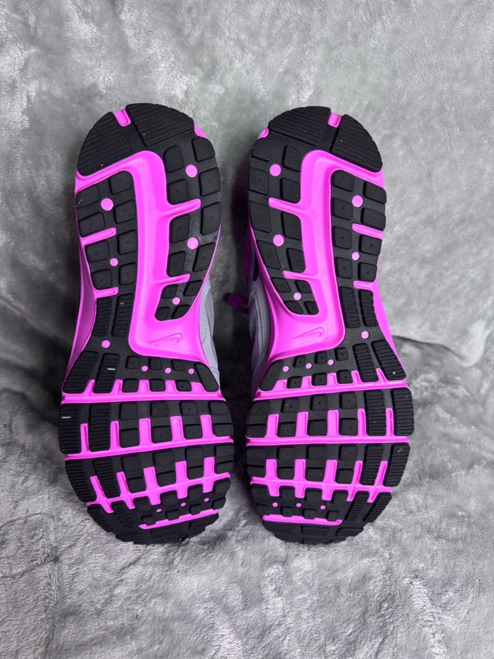 EUC 👟 Nike Women's Gray and Pink Sneakers - Picture 5 of 5